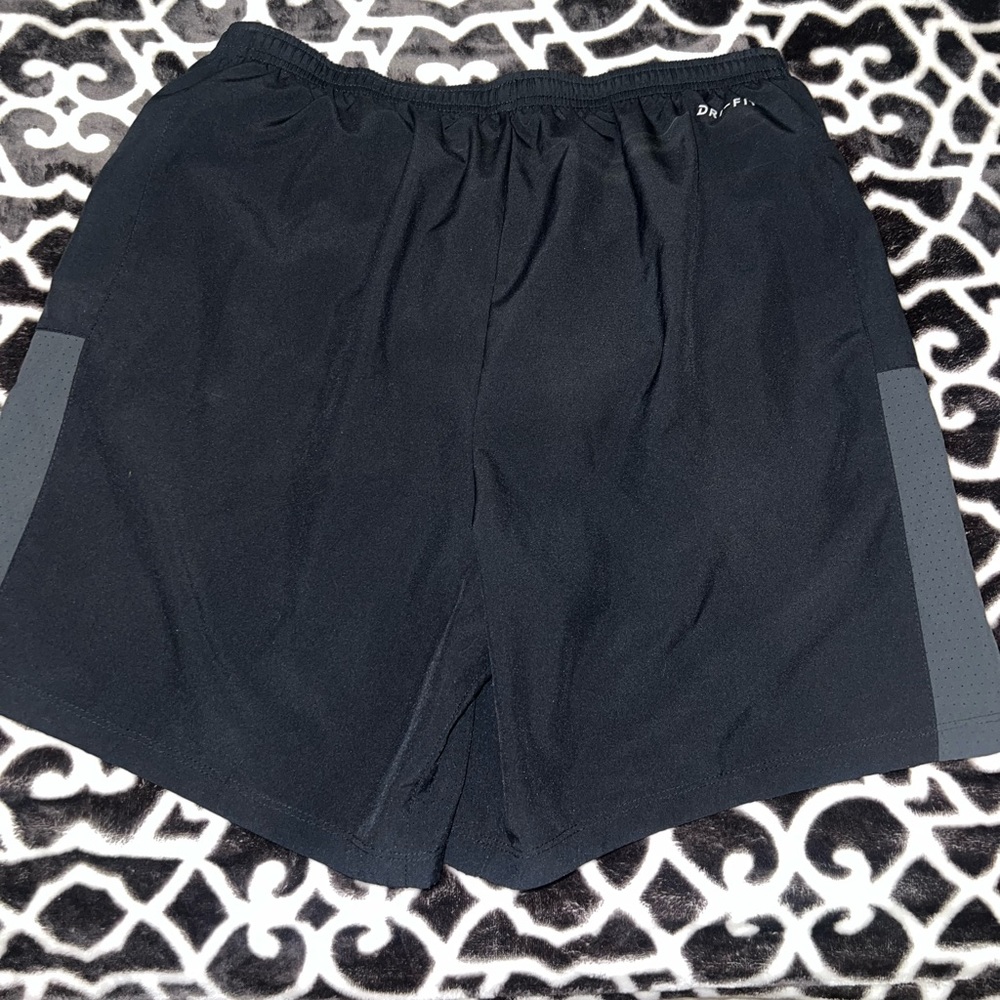 LARGE NIKE SHORTS W/ POCKETS
